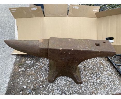A VINTAGE BLACKSMITHS ANVIL LENGTH 86CM 