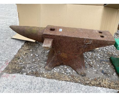 A VINTAGE BLACKSMITHS ANVIL LENGTH 83CM 