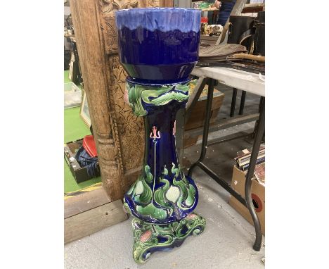 A MAJOLICA STYLE JARDINIER PLANT STAND AND PLANTER IN BLUE AND GREEN HEIGHT 91CM 