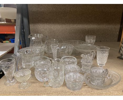 A QUANTITY OF GLASSWARE TO INCLUDE BOWLS, CAKE STAND, JUGS, GLASSES, TRINKET BOWLS, ETC 