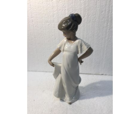 A NAO BY LLADRO "HOW PRETTY" PORCELAIN FIGURINE - 22 CM 