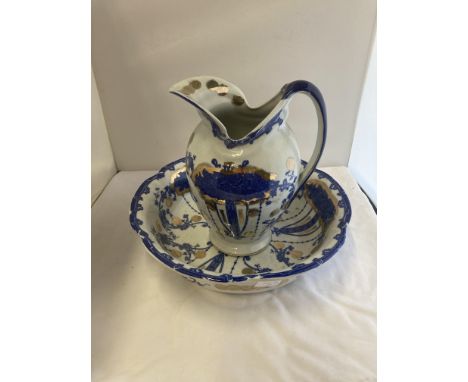 AN ANTIQUE 1890'S J &amp; G MEAKIN HANLEY ENGLAND CLEOPATRA PATTERN LARGE JUG AND WASH BASIN - JUG 28 CM FROM BASE TO TOP OF 