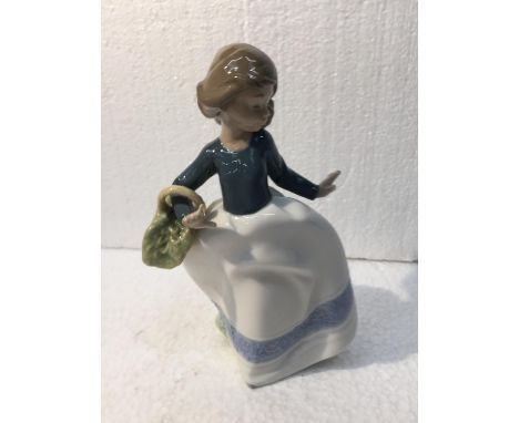 A NAO BY LLADRO FIGURINE "OFF TO THE MARKET" 1095 17.5 CM 