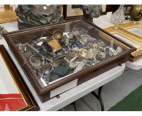 A MAHOGANY GLASS TOPPED DISPLAY CASE CONTAINING A LARGE QUANTITY OF COLLECTABLE ITEMS TO INCLUDE WATCHES, BRACELETS, NECKLACE