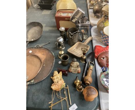 A QUANTITY OF COLLECTIBLE ITEMS TO INCLUDE A ROBERTS RETRO RADIO, LARGE WHITBREAD TROPHY NOVELTY LIGHTER, BRASS BELLS, TABLE 