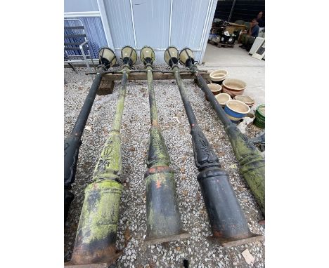 A VINTAGE DECORATIVE CAST IRON STREET LAMP 340CM 