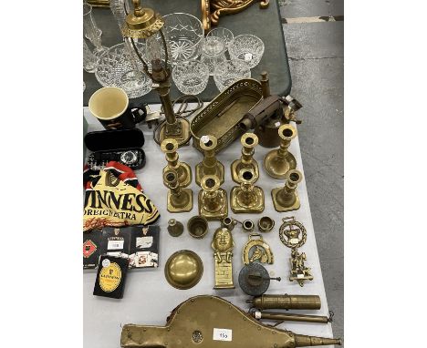 A QUANTITY OF BRSSWARE TO INCLUDE CANDLESTICKS, VINTAGE FIRE BELLOWS, HORSE BRASSSES, PLANTER, ETC 