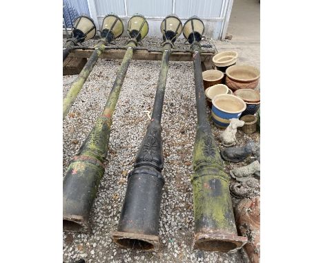 A VINTAGE DECORATIVE CAST IRON STREET LAMP 340CM 