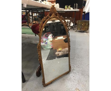 A DECORATIVE GILT FRAMED ARCHED MIRROR 