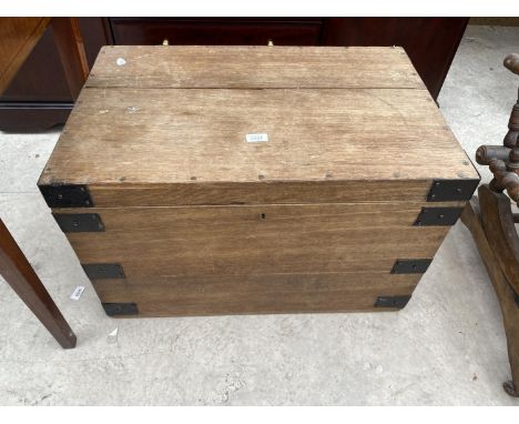 A 19TH CENTURY OAK TRUNK WITH METALWARE CORNER BANDING, LIFT-OUT TOP SECTION, 28X18" 