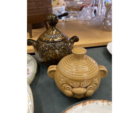 A QUANTITY OF POTTERY AND CHINA TO INCLUDE WEDGWOOD 'WILD STRAWBERRY' TRINKET DISH, PLATES, CABINET PLATES, A BESWICK CELERY 