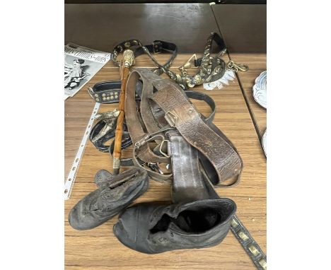 VARIOUS VINTAGE ITEMS TO INCLUDE A PAIR OF CHILDS BOOTS, HARNES, RIDING CROP WITH JOCKEY HEAD, HORSE DOOR KNOCKER ETC 