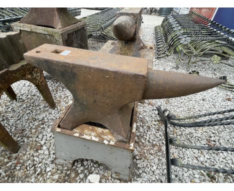 A VINTAGE BLACKSMITHS ANVIL ON A STAND LENGTH 67CM 