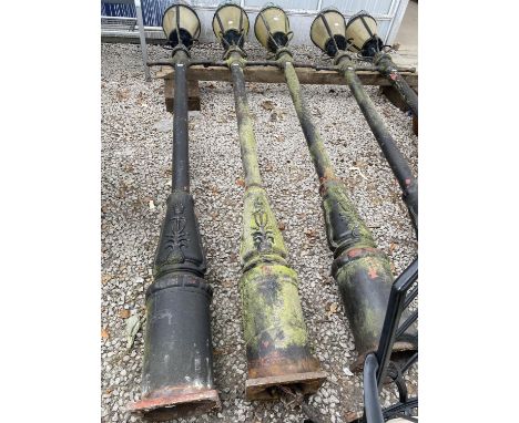 A VINTAGE DECORATIVE CAST IRON STREET LAMP 340CM 