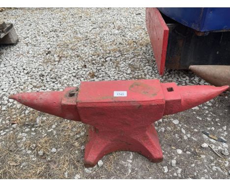 A VINTAGE BLACKSMITHS ANVIL LENGTH 68CM 