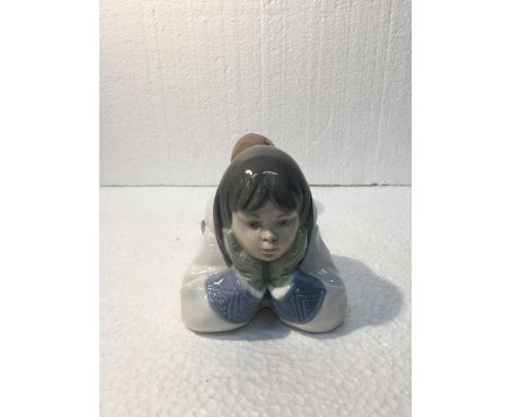 A LARGE NAO BY LLADRO ESKIMO FIGURINE "DREAMING ON THE ICE" 1298 