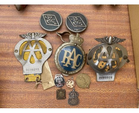 TEN VARIOUS VINTAGE PLAQUES AND BADGES TO INCLUDE AA, RAC, RILEY ETC 