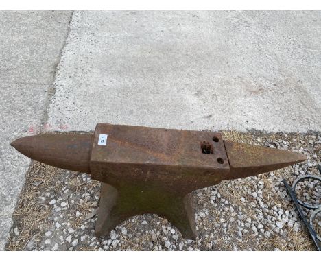 A VINTAGE BLACKSMITHS ANVIL LENGTH 90CM 