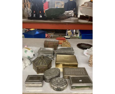 VARIOUS LIDDED BOXES AND TRINKET BOXES TO INCLUDE WHITE METAL, BRASS ETC 