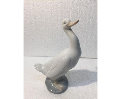 A NAO BY LLADRO PORCELAIN COLLECTABLE WHITE DUCK - 16 CM 