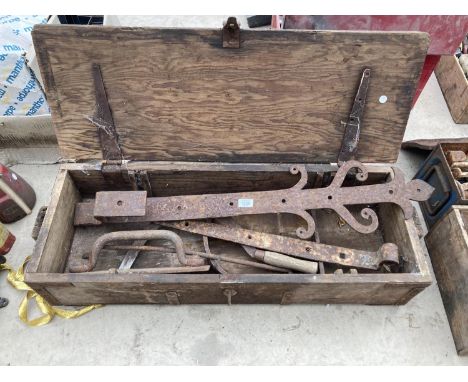 A LARGE WOODEN TOOLBOX WITH CONTENTS TO INCLUDE LARGE HINGES ETC 