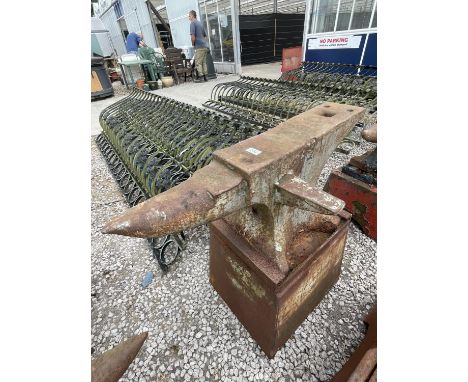 A VINTAGE BLACKSMITHS ANVIL ON A STAND LENGTH 86CM 