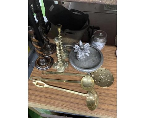 VARIOUS VINTAGE ITEMS TO INCLUDE A BRASS COAL BUCKET, CANDLESTICKS, LADELS, OAK BARLEY TWIST CANDLE STICKS ETC 