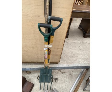 VARIOUS GARDEN TOOLS TO INCLUDE SPADE, FORK AND RAKE ETC 