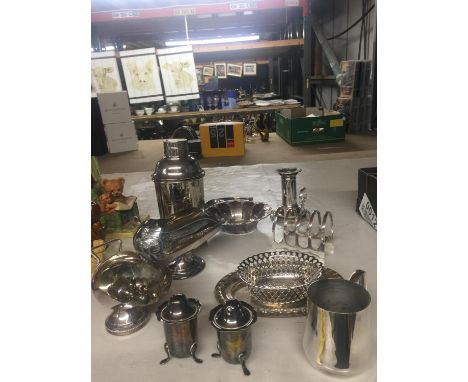 A QUANTITY OF SILVER PLATED ITEMS TO INCLUDE A COCKTAIL SHAKER, CRUET SET, TOAST RACK, CANDLESTICK, ETC 