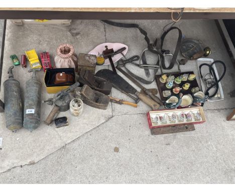 A COLLECTION OF VINTAGE ITEMS TO INCLUDE PLANES, KNIVES, STIRRUPS, CAMERA, PUMPS ETC 