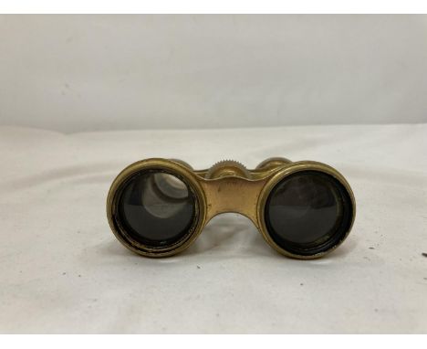 A PAIR OF VINTAGE MOTHER OF PEARL OPERA GLASSES 