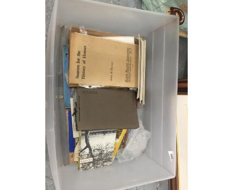 A LARGE COLLECTION OF VINTAGE GUIDES ON VARIOUS BRITISH HISTORIC HOUSES 