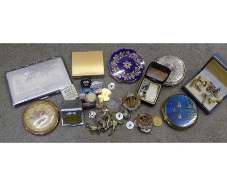 Four compacts, cufflinks, RAF Sweetheart brooch, buttons, etc.