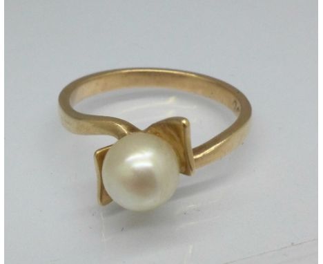 A 9ct rose gold and pearl ring, 2.6g