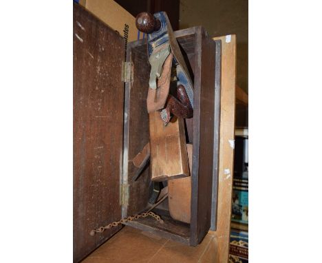 SMALL WOODEN BOX OF VINTAGE WOODWORKING TOOLS TO INCLUDE A RECORD PLANE