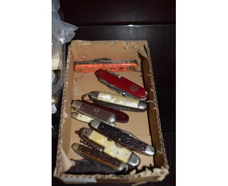 MIXED LOT OF SWISS ARMY AND OTHER POCKET KNIVES
