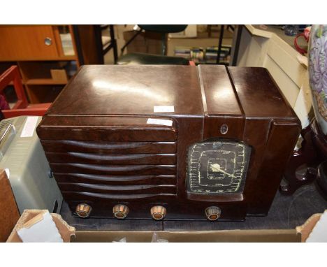 VINTAGE WESTMINSTER BAKELITE CASED RADIO MODEL ZA818