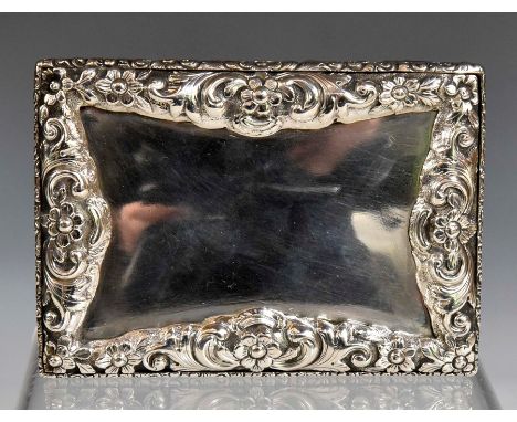 ***AWAY COLLECTED BY VENDOR 09/04***A Victorian silver table snuff box, bombe shaped the border and sides chased with a band 