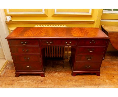 Kneehole dressing table with a centre drawer with 4 drawers either side.