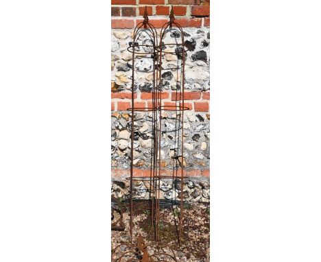 A pair of weathered steel arrow head garden obelisks,&nbsp;58 cm x 24 cm