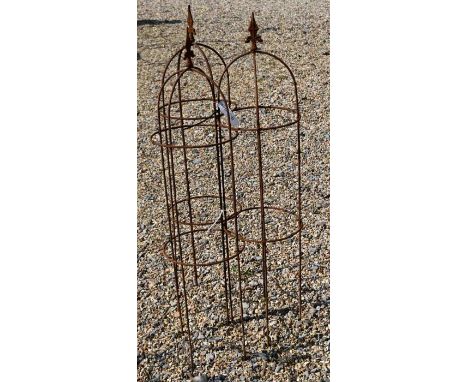 A trio of weathered steel arrow head garden obelisks,&nbsp;110 cm x 27 cm
