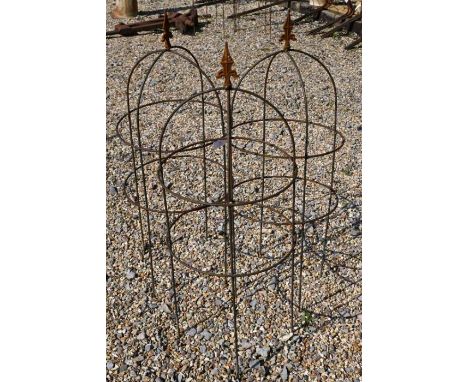 A trio of weathered steel arrow head garden obelisks,&nbsp;96 cm x 38 cm
