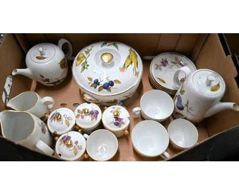 A selection of Royal Worcester Evesham ware (box)