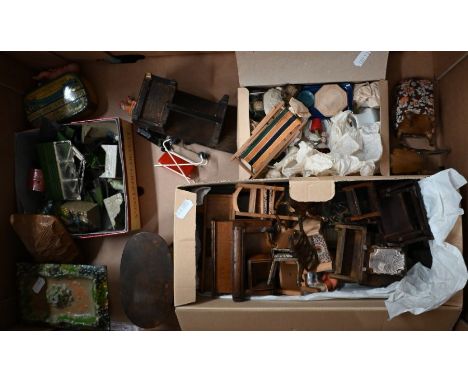 Collection of vintage doll's house furniture and furnishings (box)