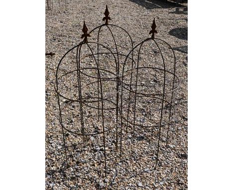 A trio of weathered steel arrow head garden obelisks,&nbsp;98 cm x 38 cm