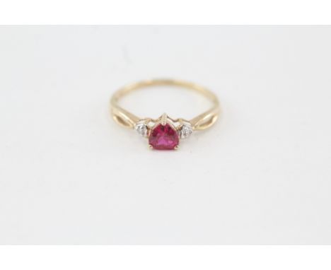 9ct gold red gemstone heart ring with diamond sides (1.1g) 