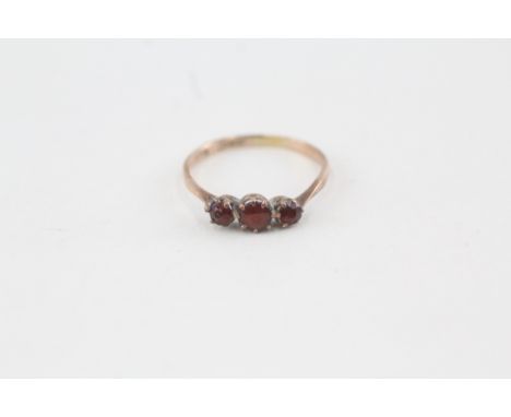 9ct gold antique garnet three stone ring with chester hallmark (1g) 