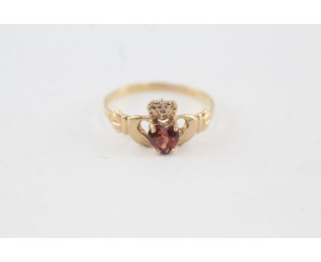 9ct gold garnet claddagh ring (1.4g) 