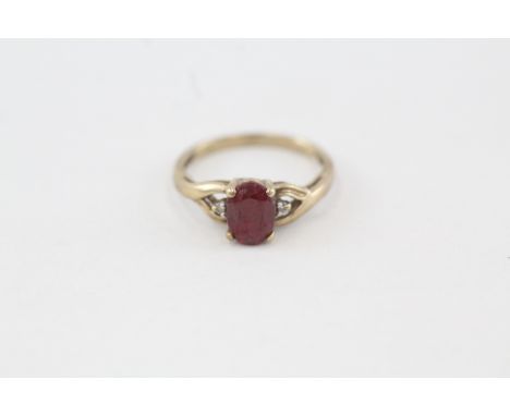9ct gold red gemstone single stone ring with diamond sides (1.4g) 