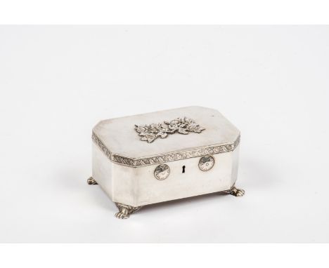Klassizistische Zuckerdose, Berlin 1825  Rechteckig an den Ecken abgeschrägter Korpus, auf ausgestellten Klauenfüßen. Applizi